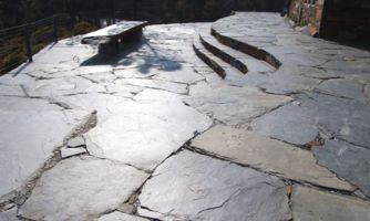 terrasse avec grands opus incertum posés à sec.